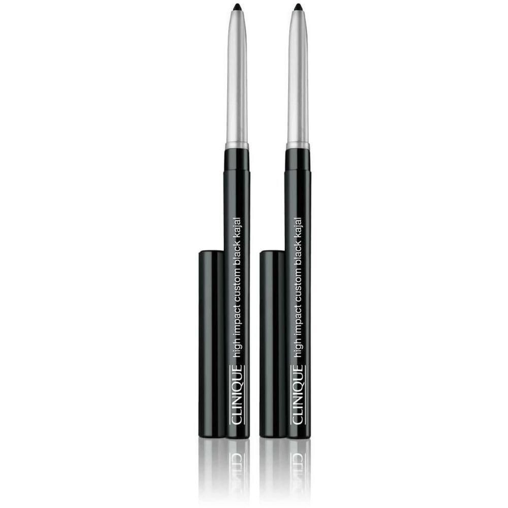 Deux eyeliners kajal noirs avec pointes argentées. Les crayons portent l'inscription "Clinique High Impact Custom Black Kajal".