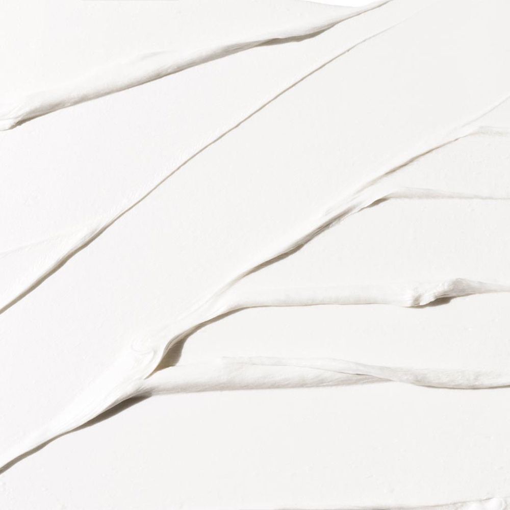 Gros plan de la texture blanche de la crème à raser Clinique For Men Cream Shave.