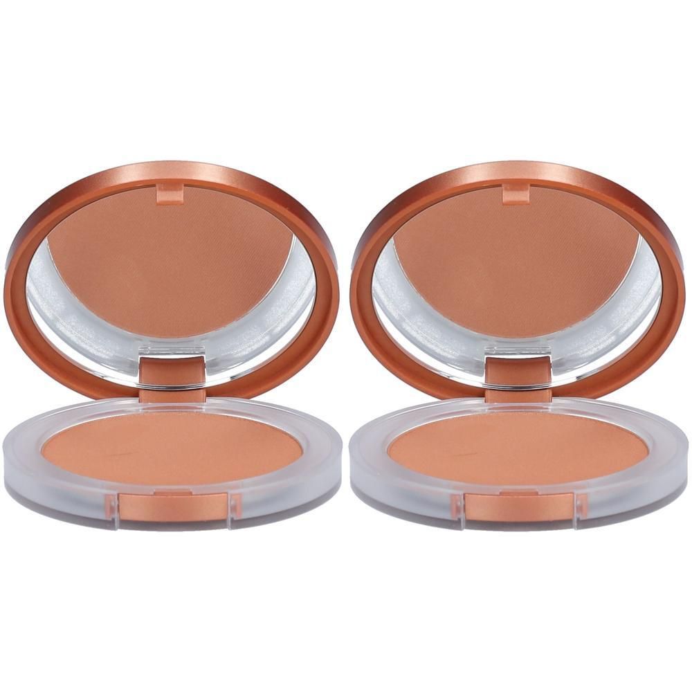 Twee open, ronde bronzer poeder compacts met spiegels. De poeders zijn lichtbruin, de behuizingen transparant en bronskleurig.