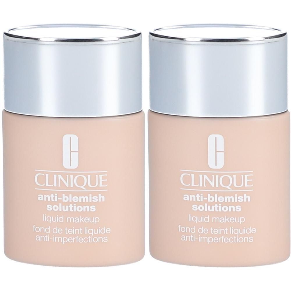 Twee flacons CLINIQUE Anti-Blemish Solutions Liquid Makeup. Beige containers met zilveren doppen. Witte producttekst.