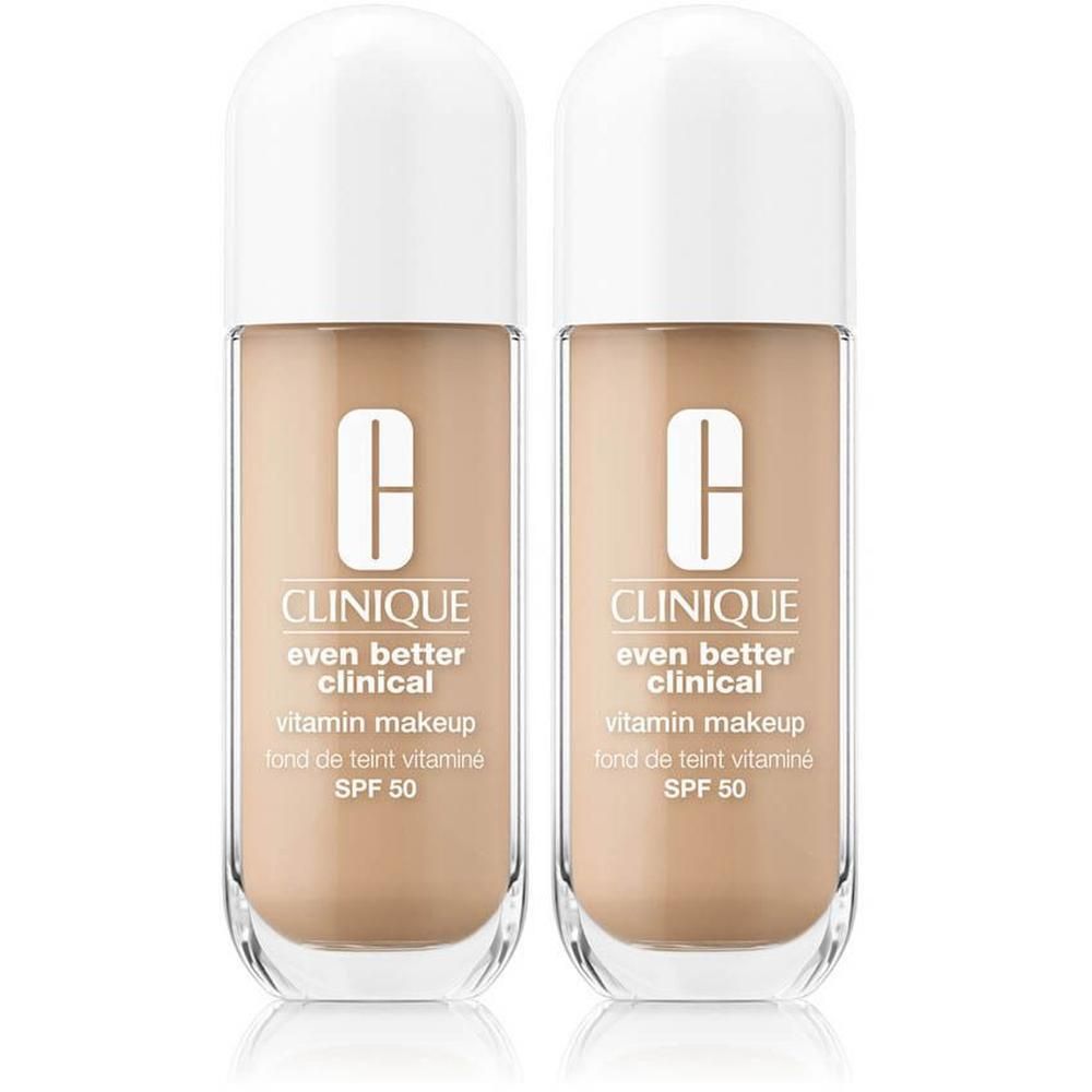 Twee foundationflessen. Opschrift: Clinique Even Better Clinical Vitamin Makeup SPF 50. Tint: LIGHT MEDIUM COOL 1.
