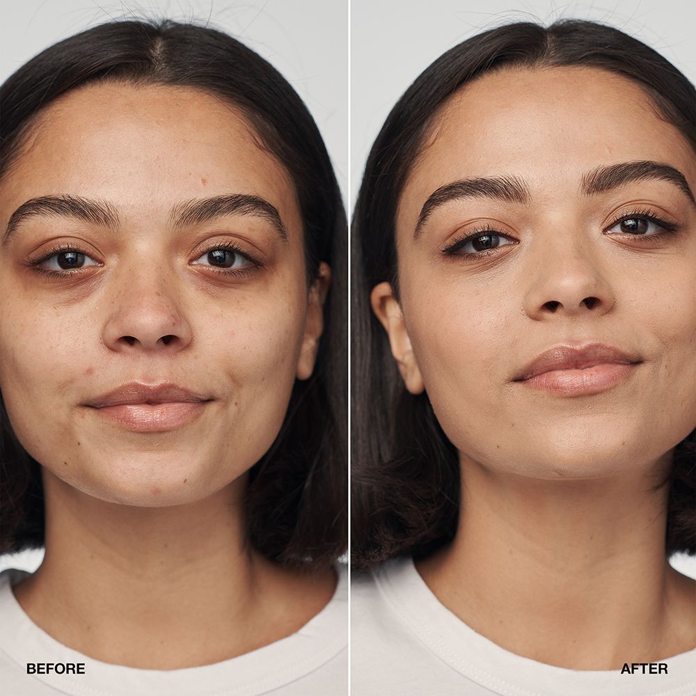 Voor-en-na vergelijking van een vrouw die Clinique Even Better Clinical Serum Foundation draagt.