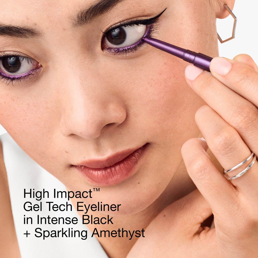 Gros plan d'une personne utilisant un eyeliner gel Clinique High Impact violet.