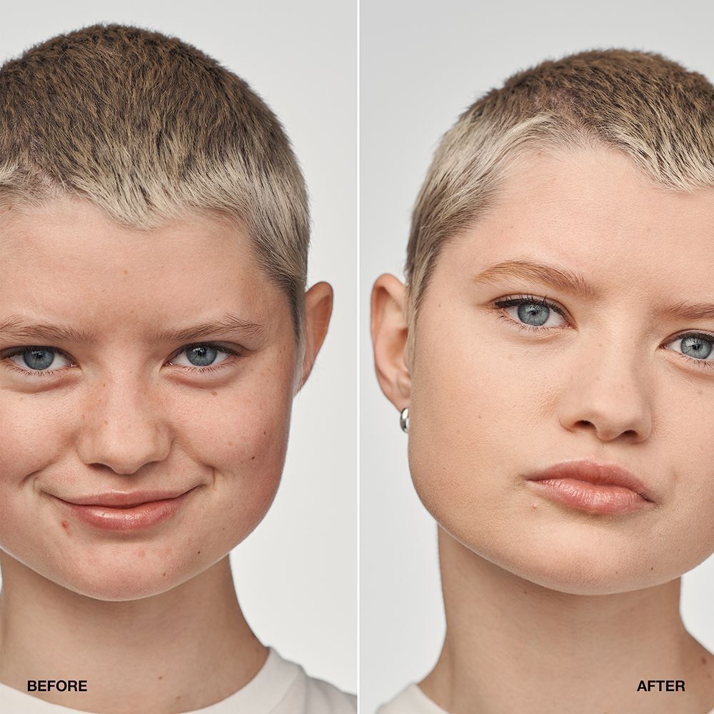 Comparaison avant/après d'une personne utilisant le fond de teint sérum CLINIQUE Even Better Clinical™ SPF 20.