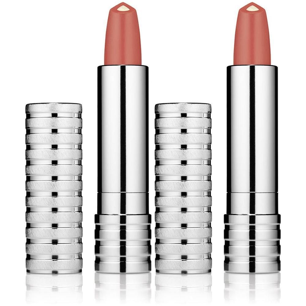 Twee lippenstiften met open doppen. De lippenstiften zijn zilverkleurig met gegroefde doppen en roze lippenstiftstiften.