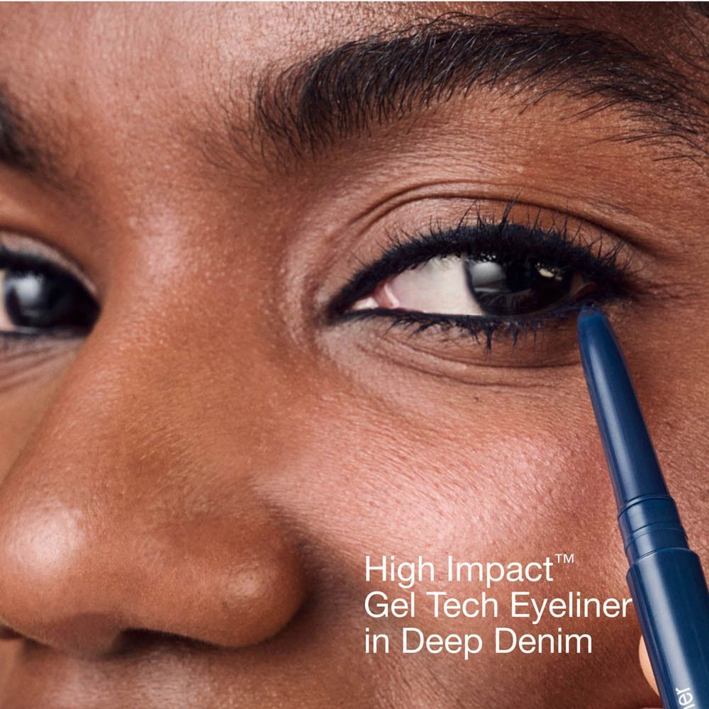 Oog met blauwe eyeliner. Clinique High Impact Gel Tech Eyeliner in Deep Denim wordt gebruikt.