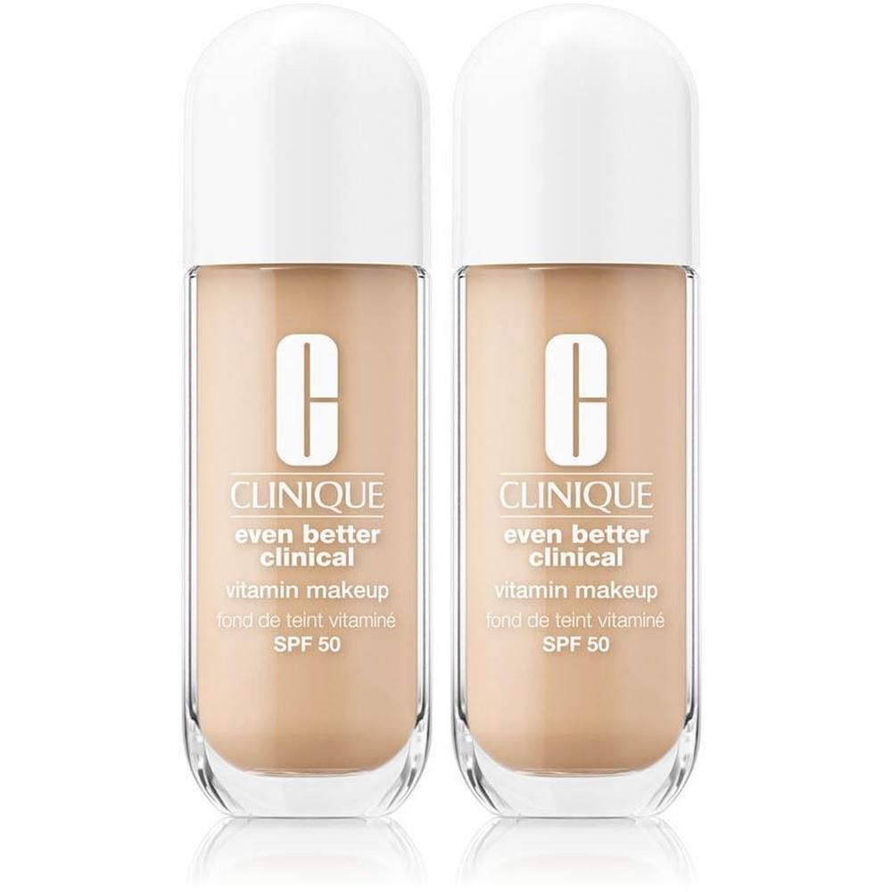Deux flacons de Clinique Even Better Clinical™ Vitamin Makeup SPF 50. Liquide beige clair dans des flacons en verre à bouchon blanc.