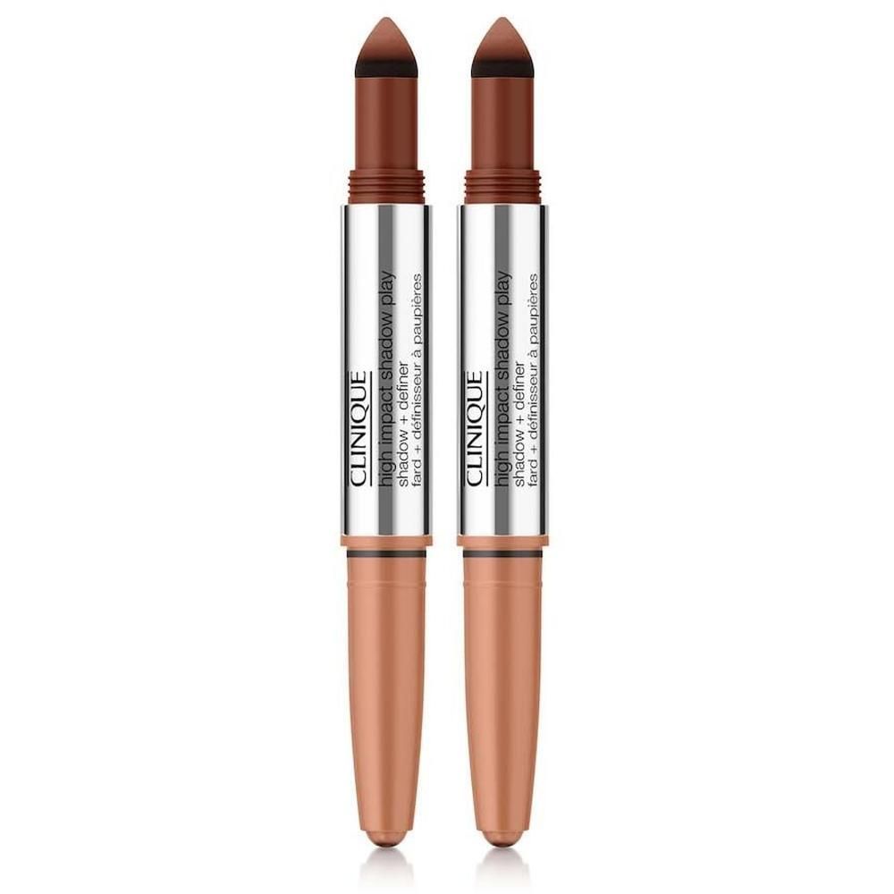 Deux crayons. Haut marron, bas rose. Milieu argenté avec texte CLINIQUE High Impact Shadow Play. Fard + Définisseur à paupières.
