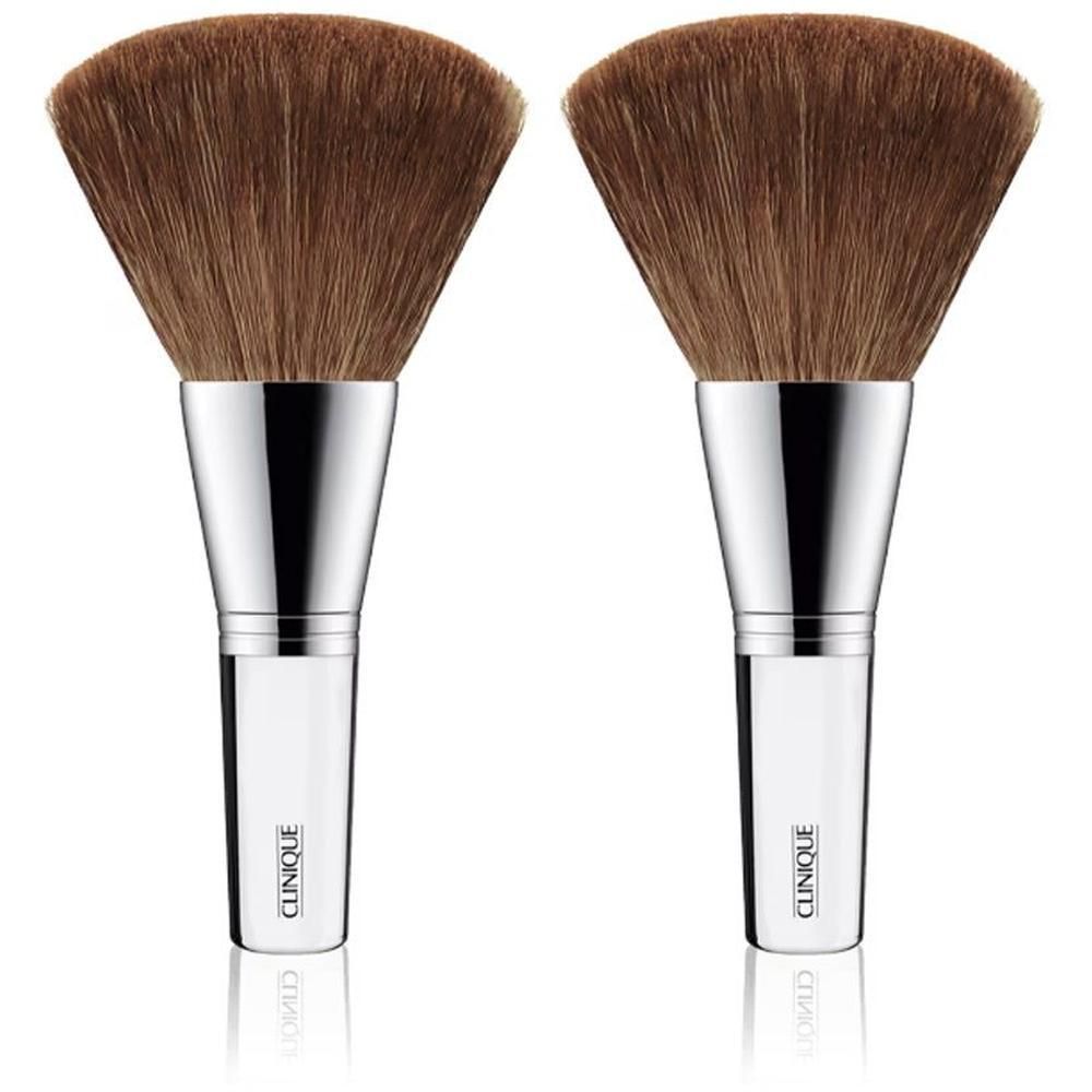Deux pinceaux à poils bruns et manches argentés. Le mot "Clinique" est visible sur le manche.