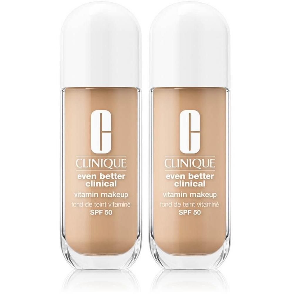 Twee flessen Clinique Even Better Clinical™ Vitamin Makeup SPF 50. Lichtbeige vloeistof in glazen flessen met witte dop.