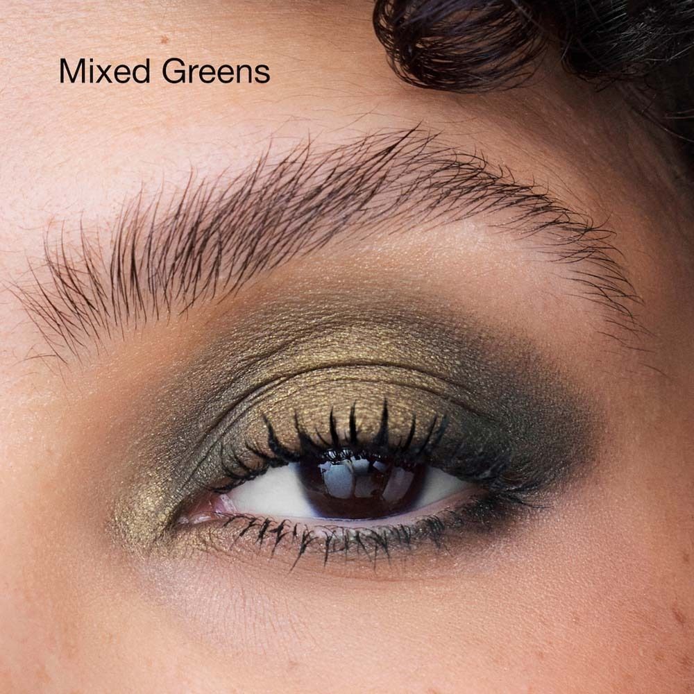 Un œil avec le fard à paupières Clinique High Impact Shadow Play Mixed Greens.