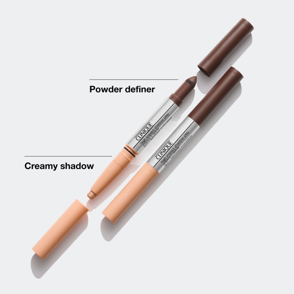 Twee stiften met open doppen. Op één stift staat "Powder definer", op de andere "Creamy shadow". Op de stiften staat "CLINIQUE High Impact Shadow Play".