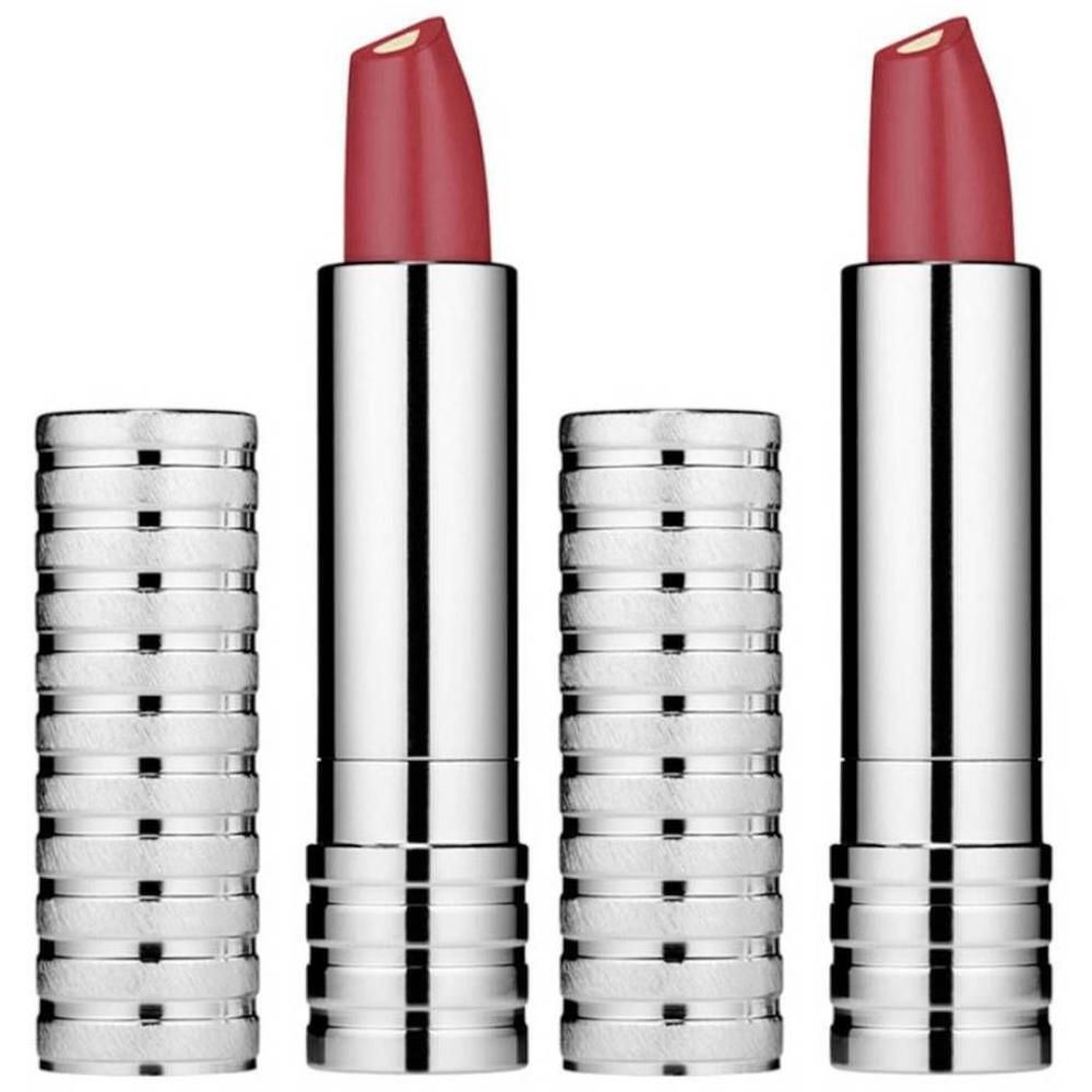 Deux rouges à lèvres ouverts. Les rouges à lèvres sont rouges et dans des étuis argentés. Les capuchons sont retirés.