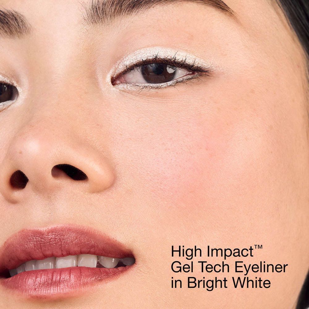 Close-up van een gezicht met witte eyeliner. De tekst luidt: High Impact Gel Tech Eyeliner in Bright White.