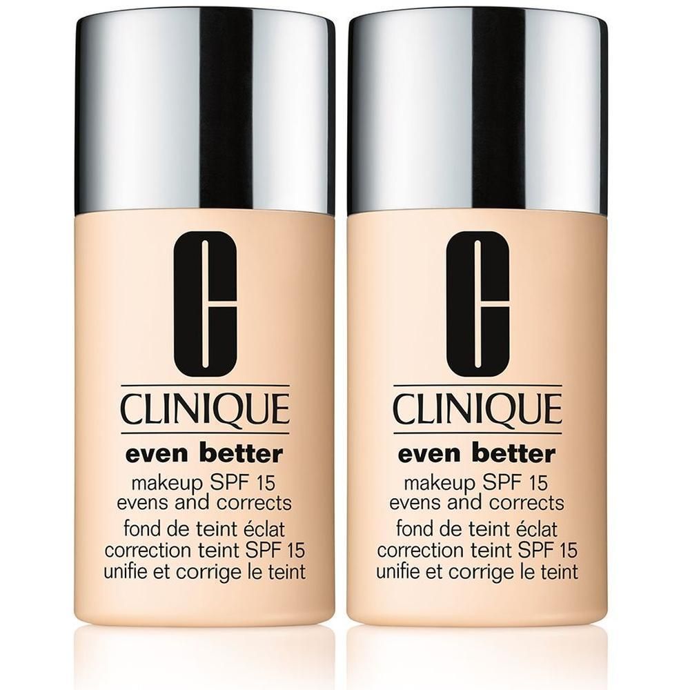 Twee flacons Clinique Even Better make-up. Beige flacons met zilveren doppen. Zwart logo en productinformatie.