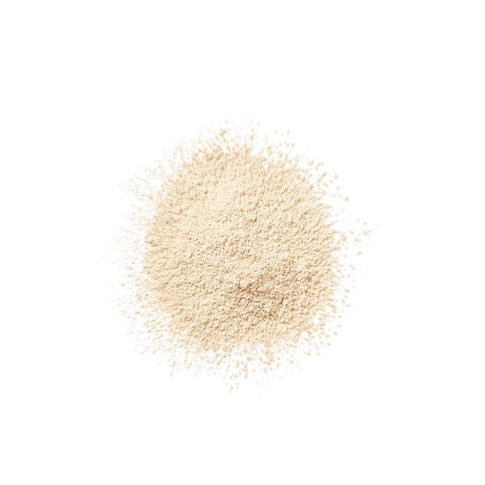 Een kleine hoeveelheid lichtbeige poeder op witte achtergrond.