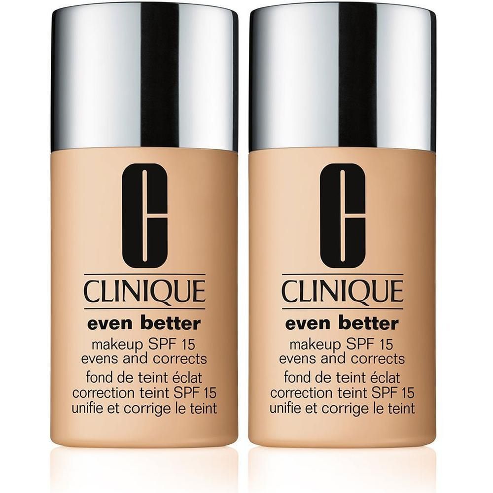 Deux flacons de Clinique Even Better Make-Up SPF15. Teinte beige, bouchon argenté. Texte: Even Better, Makeup SPF 15, corrige le teint.