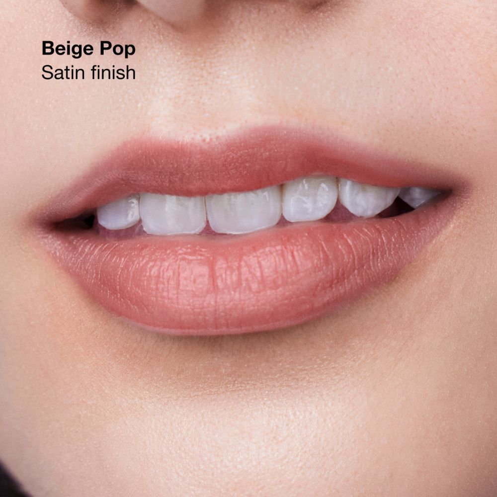Lippen met Clinique Pop lipstick in Satin Beige Pop. Satijnen finish.