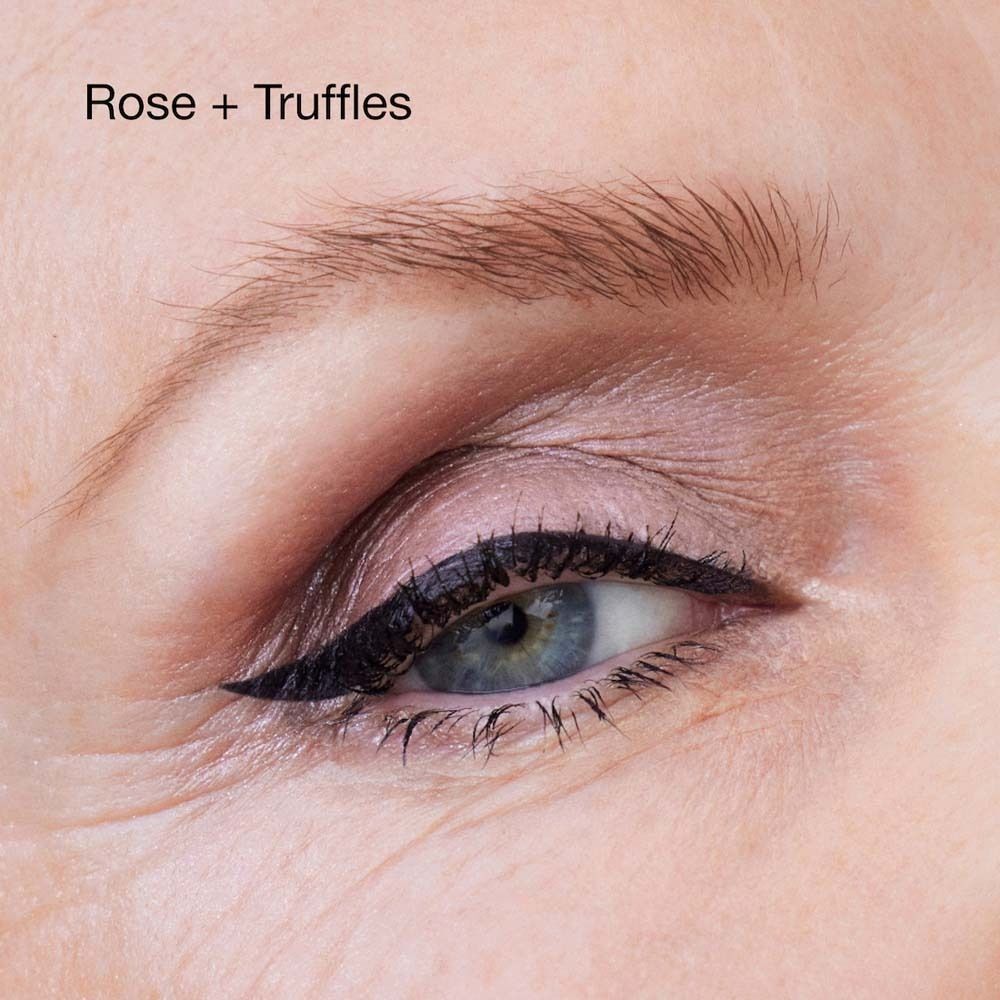 Maquillage des yeux Rose + Truffes avec eye-liner noir.