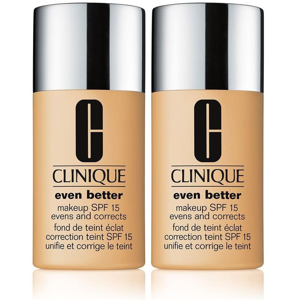 Deux flacons de Clinique Even Better Make-Up SPF15. Teinte beige, bouchon argenté. Texte: Even Better, Makeup SPF 15, corrige le teint.
