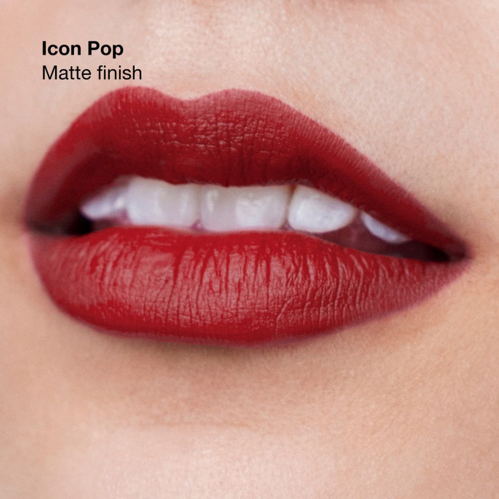 Lippen met rode lippenstift, met tekst 'Icon Pop' en 'Matte finish'.