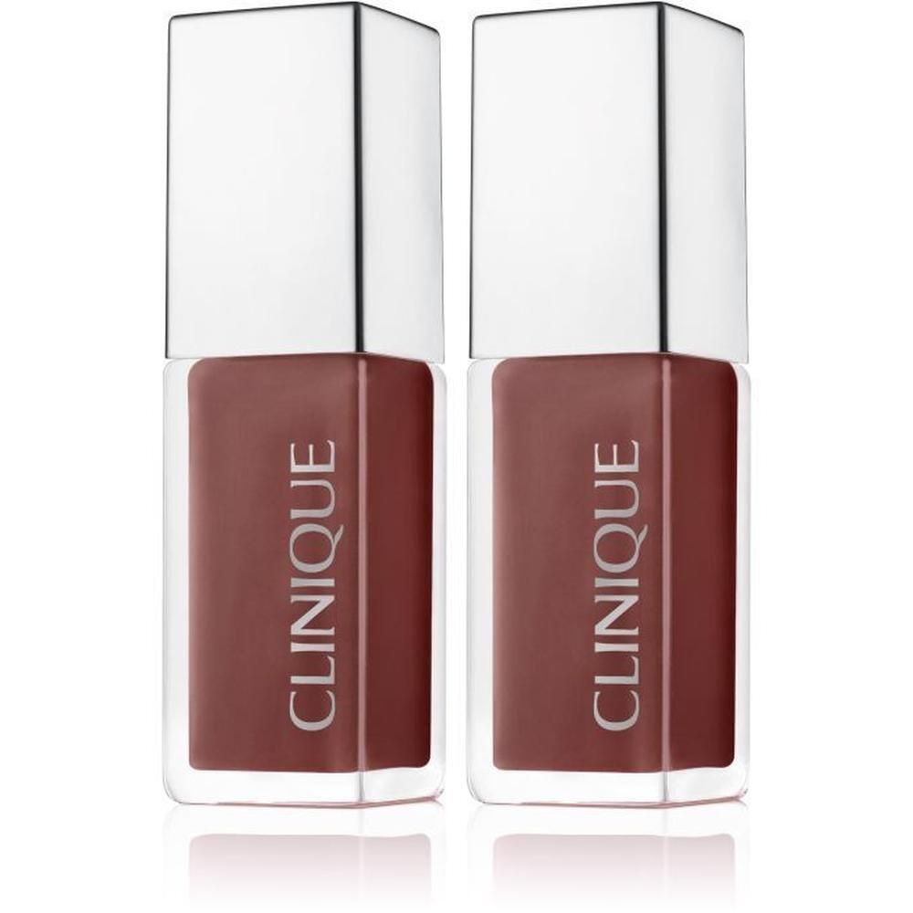 Twee flessen Clinique Pop™ Lip + Cheek Oil. Rechthoekige vorm, bruine vloeistof, zilveren dop. Clinique-opschrift.