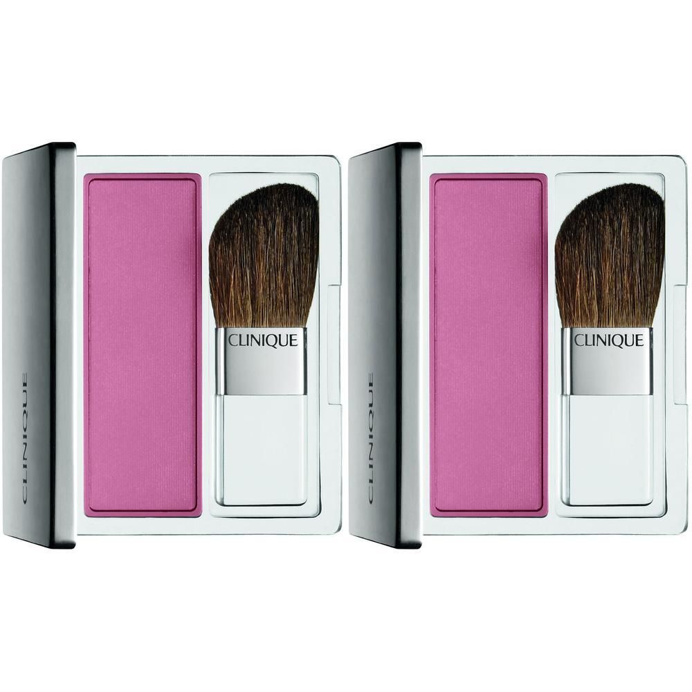 Deux palettes de fard à joues compact. Chacune contient une poudre rose et un pinceau avec l'inscription "Clinique".