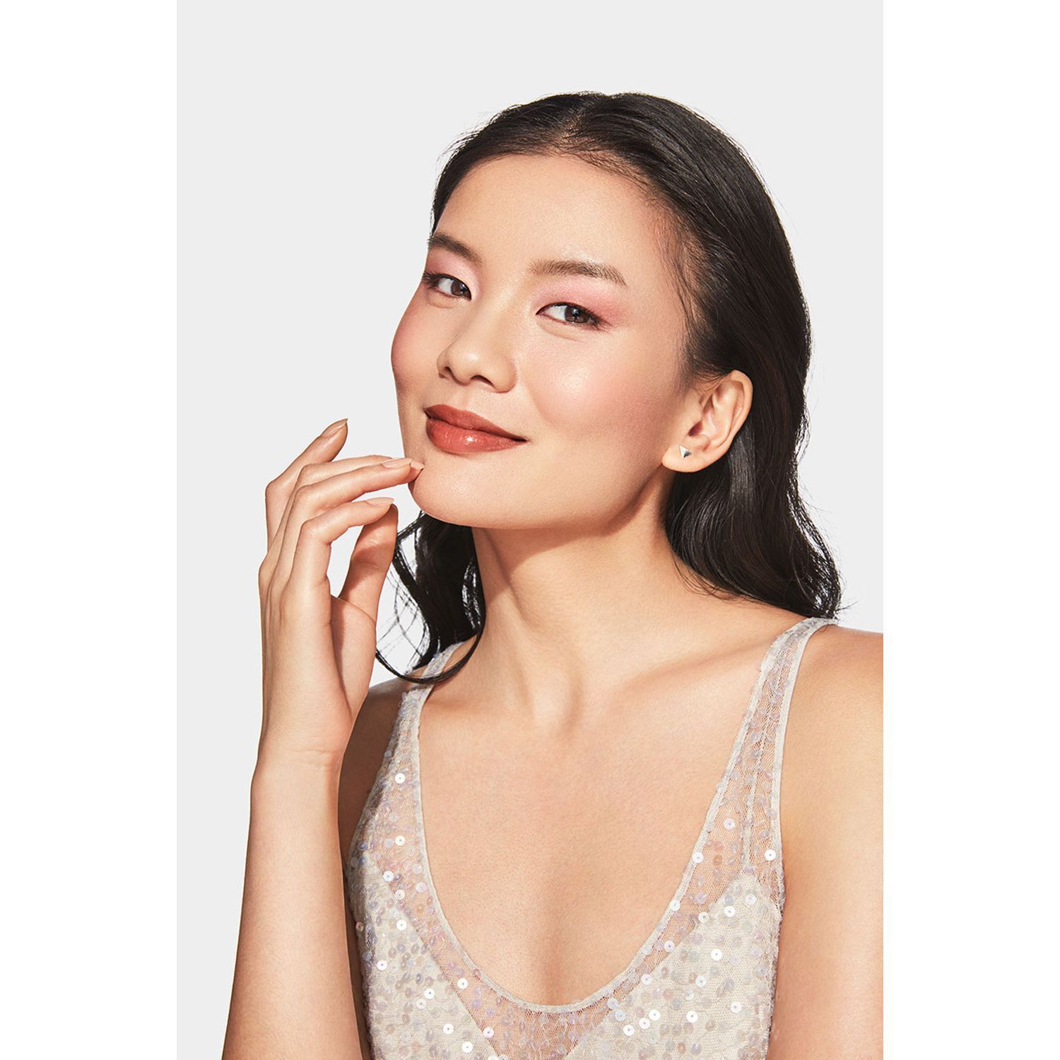 Femme portant du blush Clinique Blushing Blush en Smoldering Plum sur les joues.