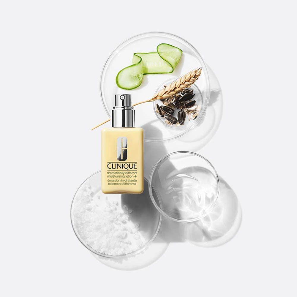 Clinique hydraterende lotion in gele fles met pompje, omringd door ingrediënten.