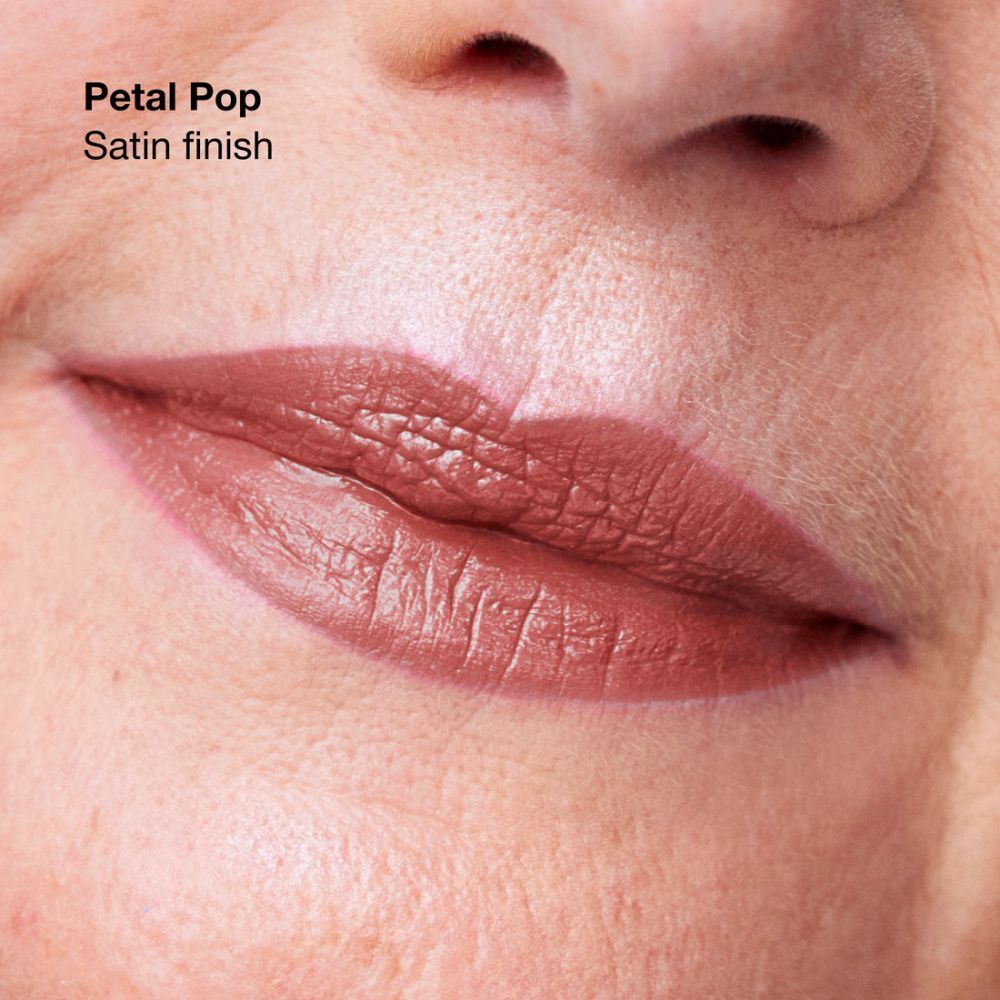 Lippen met Clinique Pop lipstick in Satin Petal Pop.