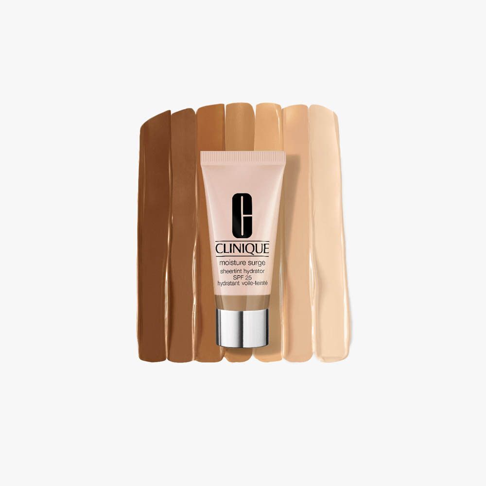 Clinique Moisture Surge Sheer Hydrator SPF 25 dans un tube avec différentes teintes de peau.