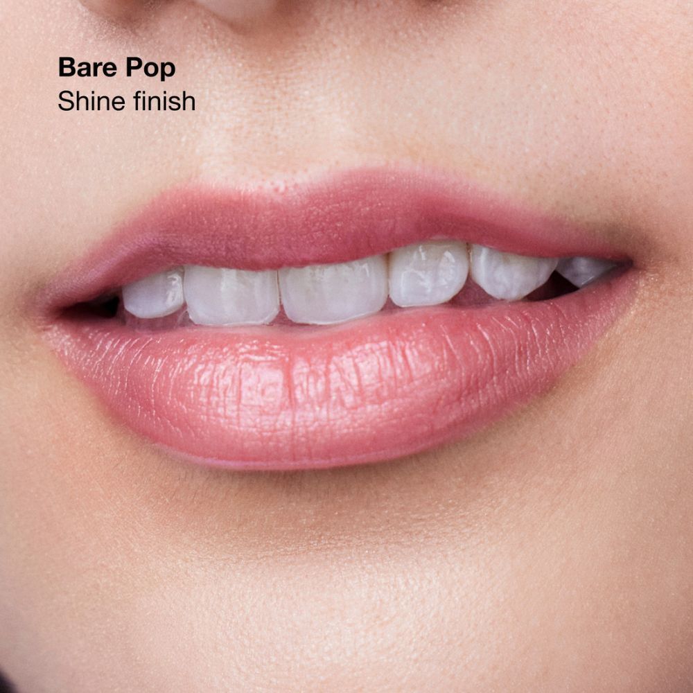 Lippen met Clinique Pop lipstick in Soft Bare Pop met een glinsterende finish.