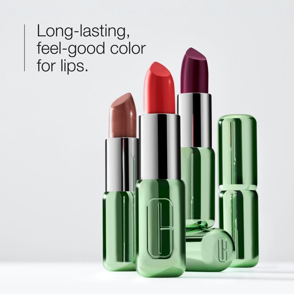 Drie Clinique Pop lipsticks in nude, rood en paars met groene hulzen.