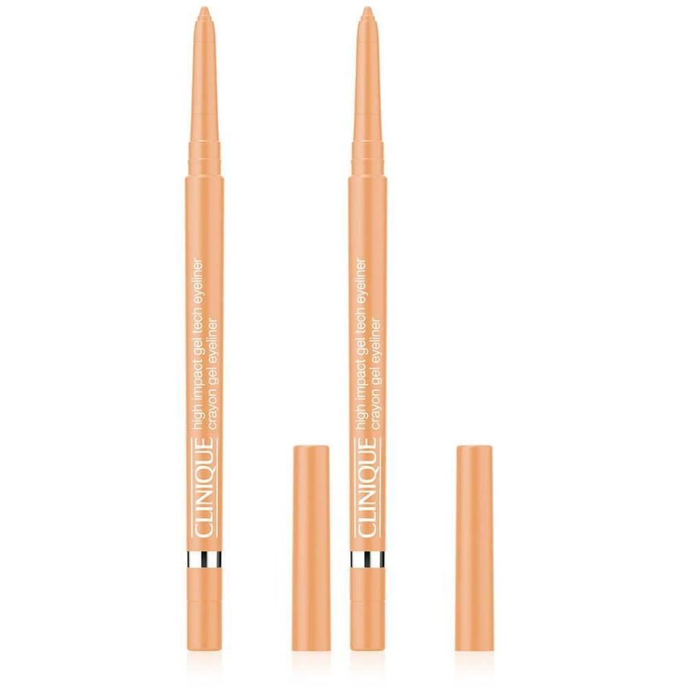 Deux eyeliners Clinique High Impact Gel Tech beige. Forme crayon, avec capuchon. Inscription : Clinique, High Impact Gel Tech Eyeliner.