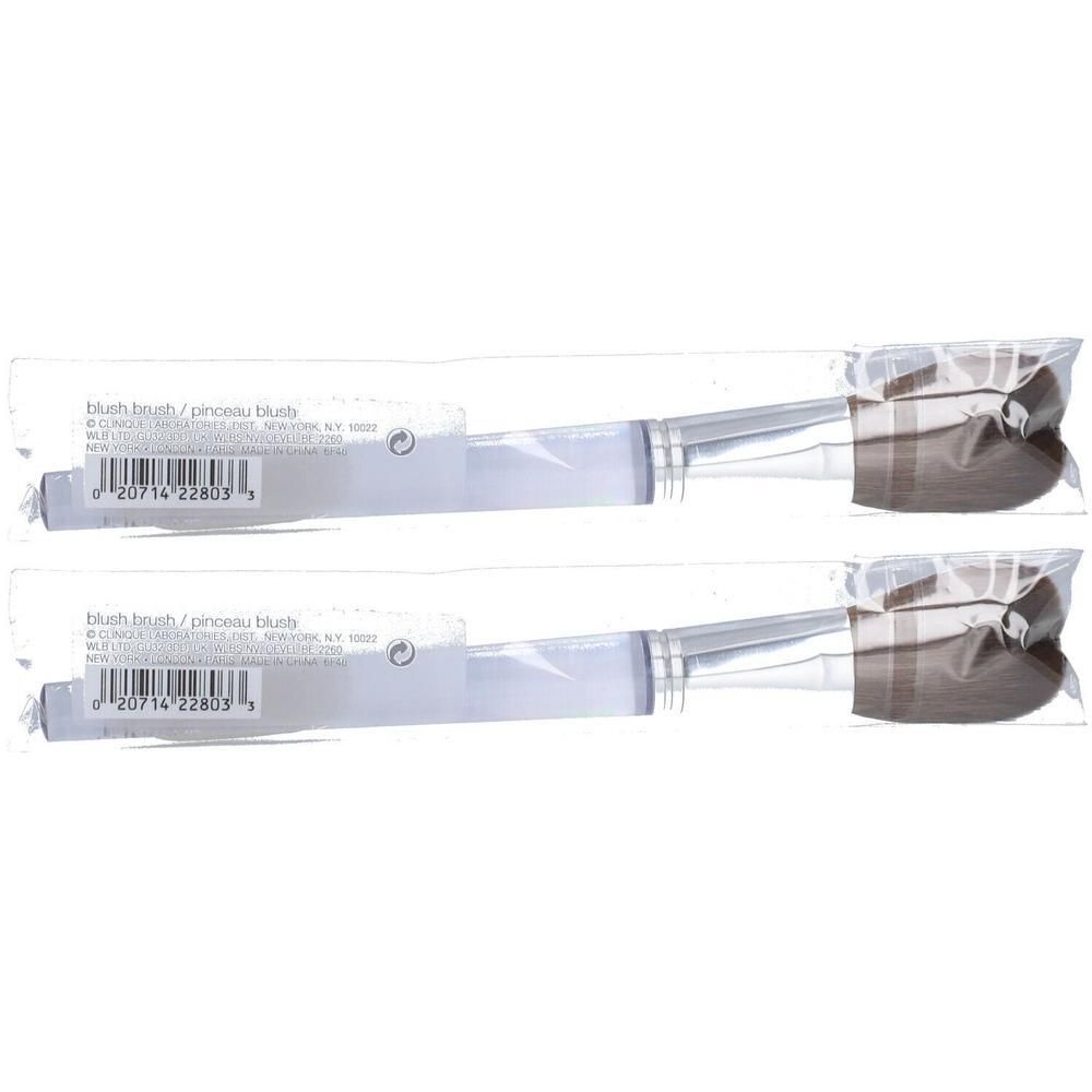 Deux pinceaux blush emballés individuellement. Inscription: blush brush / pinceau blush. Code-barres et informations.