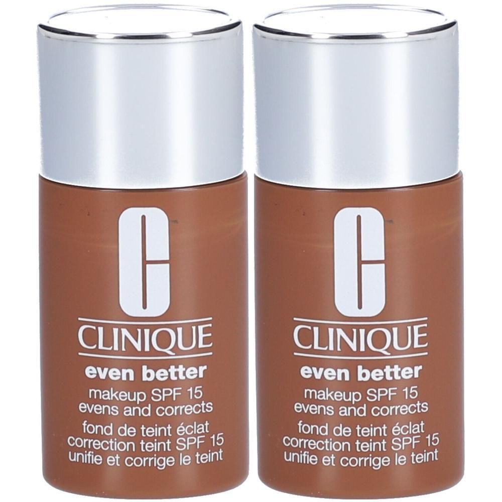 Twee flacons CLINIQUE Even Better foundation. Bruine flessen met zilveren doppen. Tekst: Even Better, SPF 15, unifie et corrige le teint.