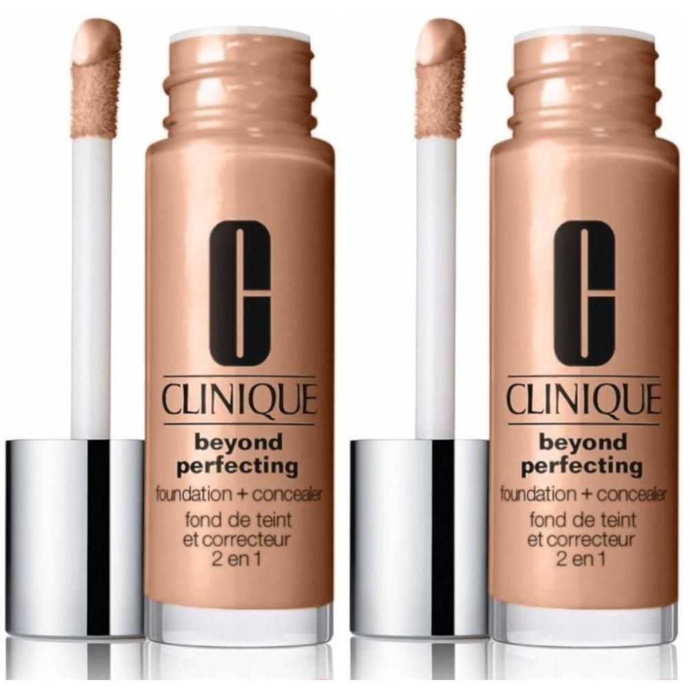 Twee Clinique Beyond Perfecting Foundation + Concealer flacons in Sandkleur met applicators.