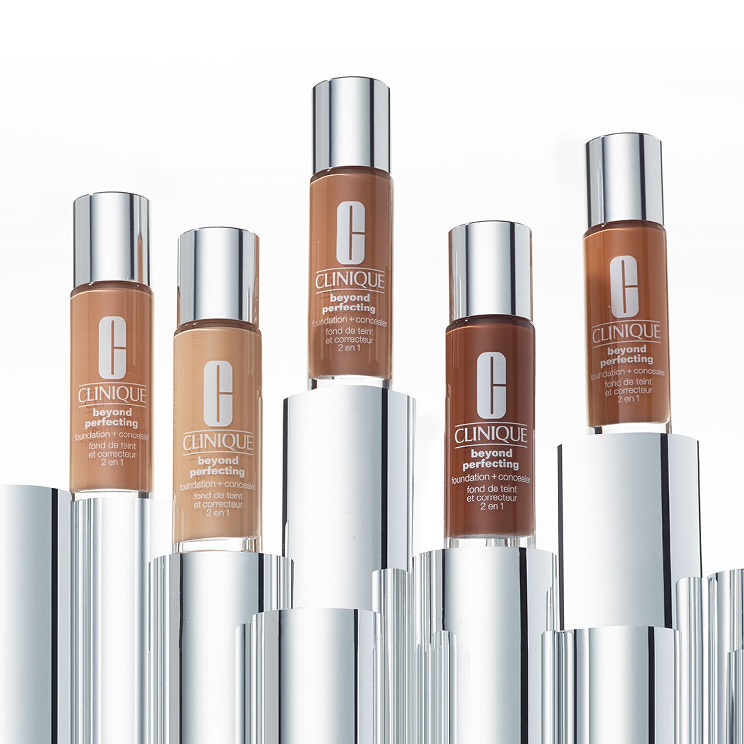 Meerdere flacons Clinique Beyond Perfection Make-Up in verschillende tinten.