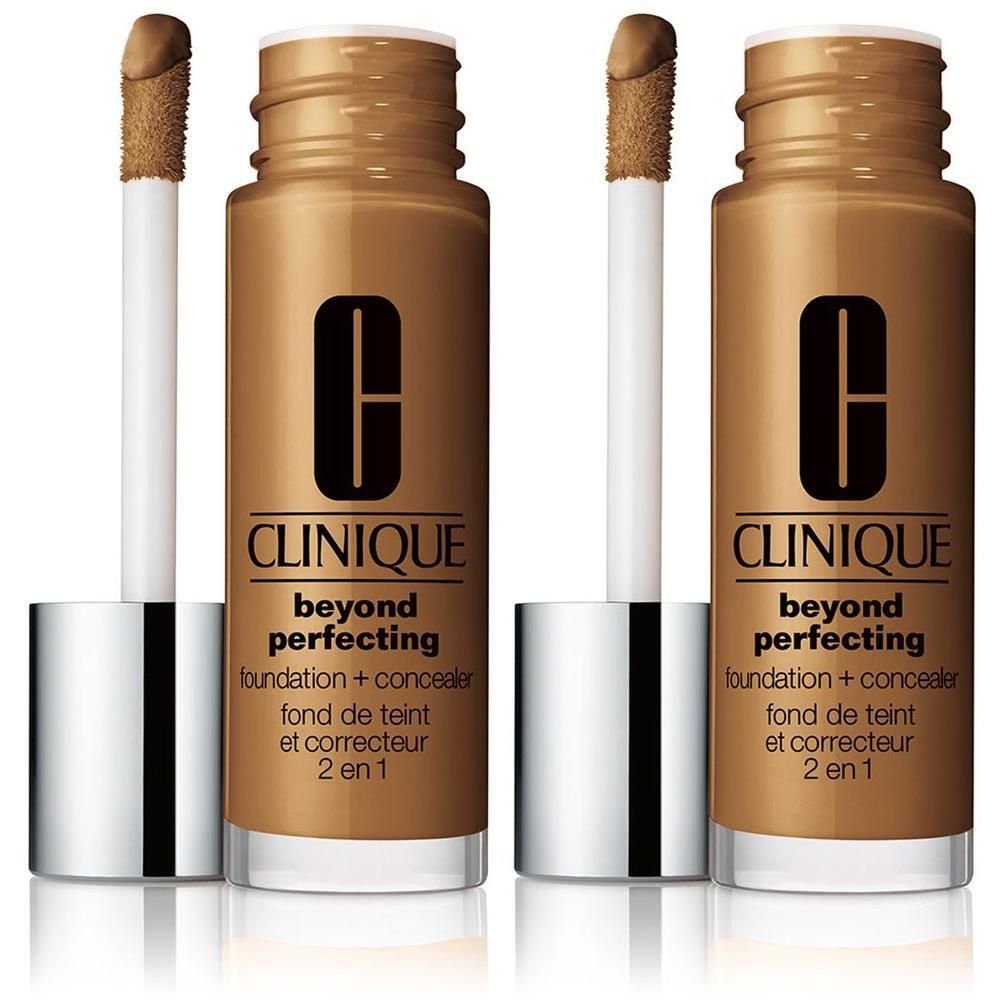 Twee flacons CLINIQUE Beyond Perfecting. Gouden flacons met applicators. Tekst: foundation + concealer 2 in 1. Merk en logo zichtbaar.