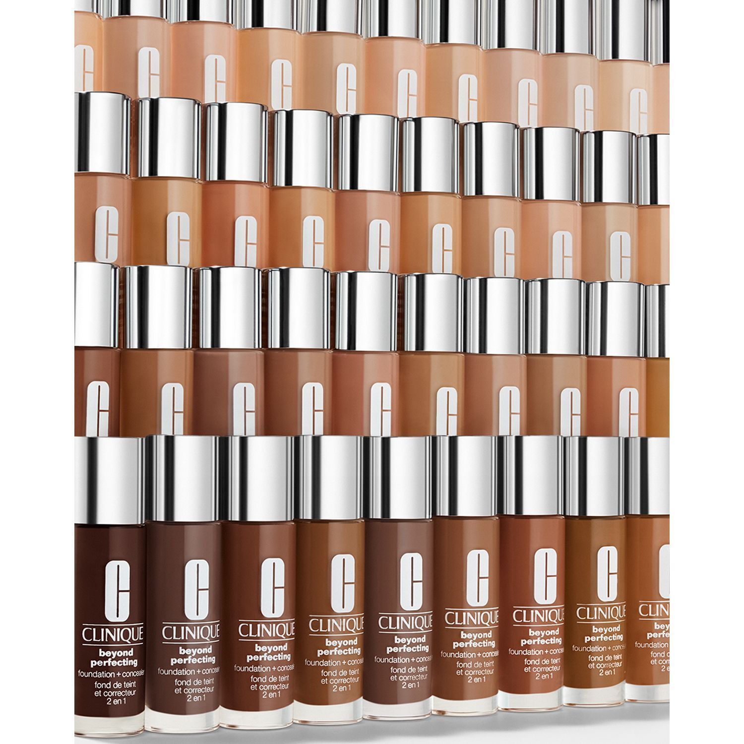 Rij Clinique Beyond Perfection foundation + concealer flacons in diverse huidtinten.
