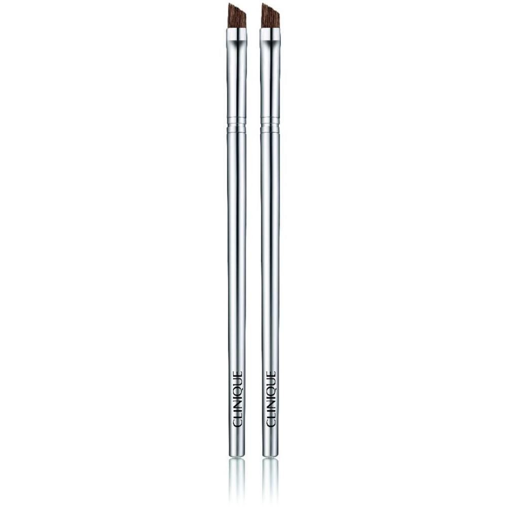 Twee schuine oogmake-up penselen met zilverkleurige handvatten. "Clinique" staat op de handvatten. De borstelkoppen zijn bruin.