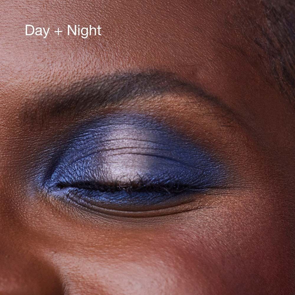Een gesloten oog met Clinique High Impact Shadow Play in donkerblauw.