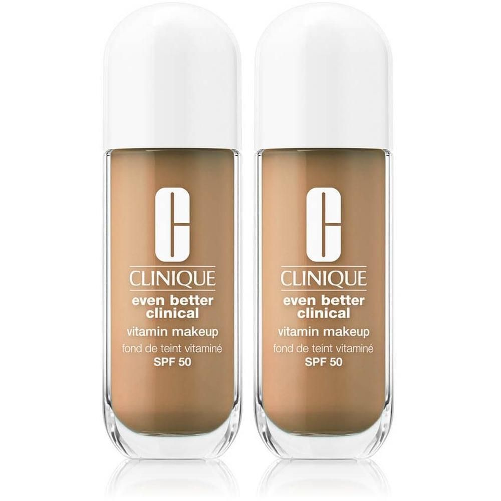 Twee flessen Clinique Even Better Clinical™ Vitamin Makeup SPF 50. Lichtbruine vloeistof in glazen flessen met witte dop.