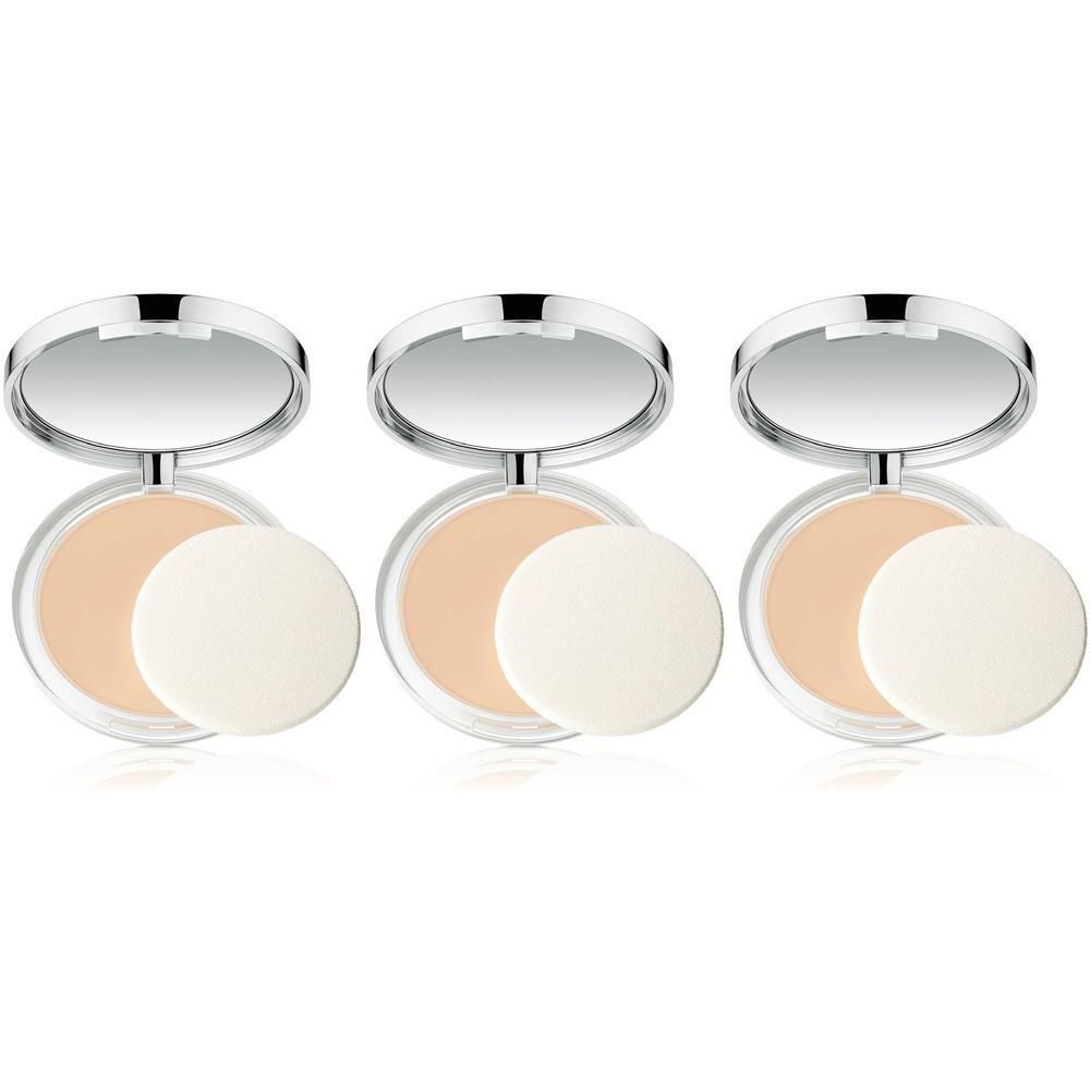 Trois poudriers ouverts avec miroir et éponge. Poudres compactes rondes avec poudre claire et une éponge ronde.