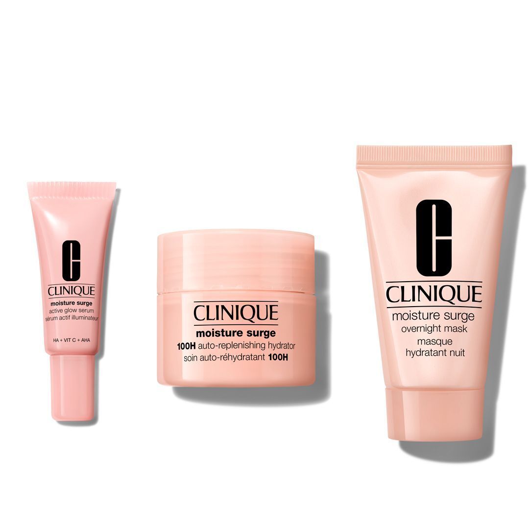 Trois produits Clinique roses : sérum, hydratant et masque de nuit. Logo Clinique noir sur chaque produit.
