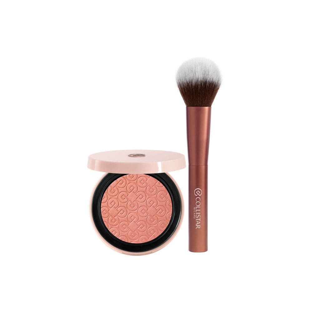 Blush, penseel en verpakking. Perzikroze blush, penseel met bruine steel. Tekst: Beauty Made in Italy.
