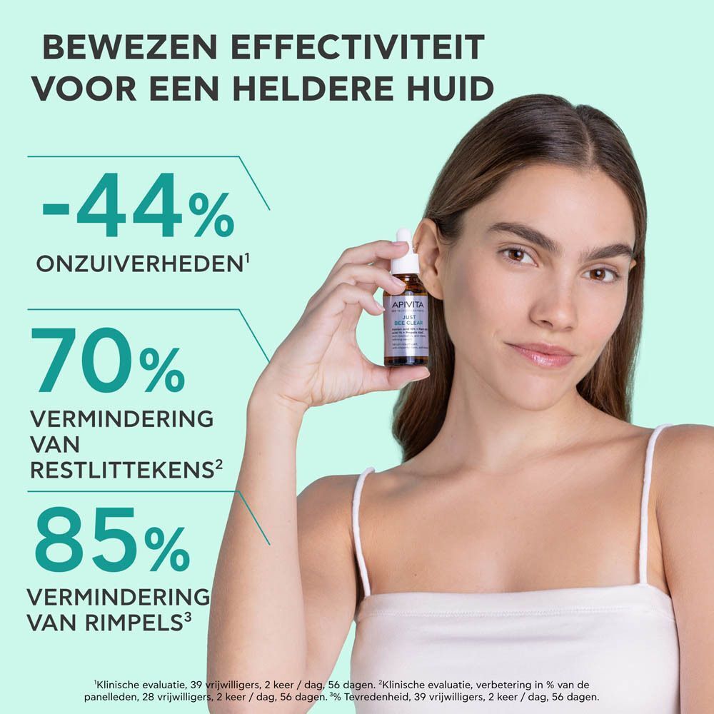 Vrouw houdt een serumfles vast. Tekst: -44% onzuiverheden, 70% vermindering van acne littekens, 85% vermindering van rimpels.