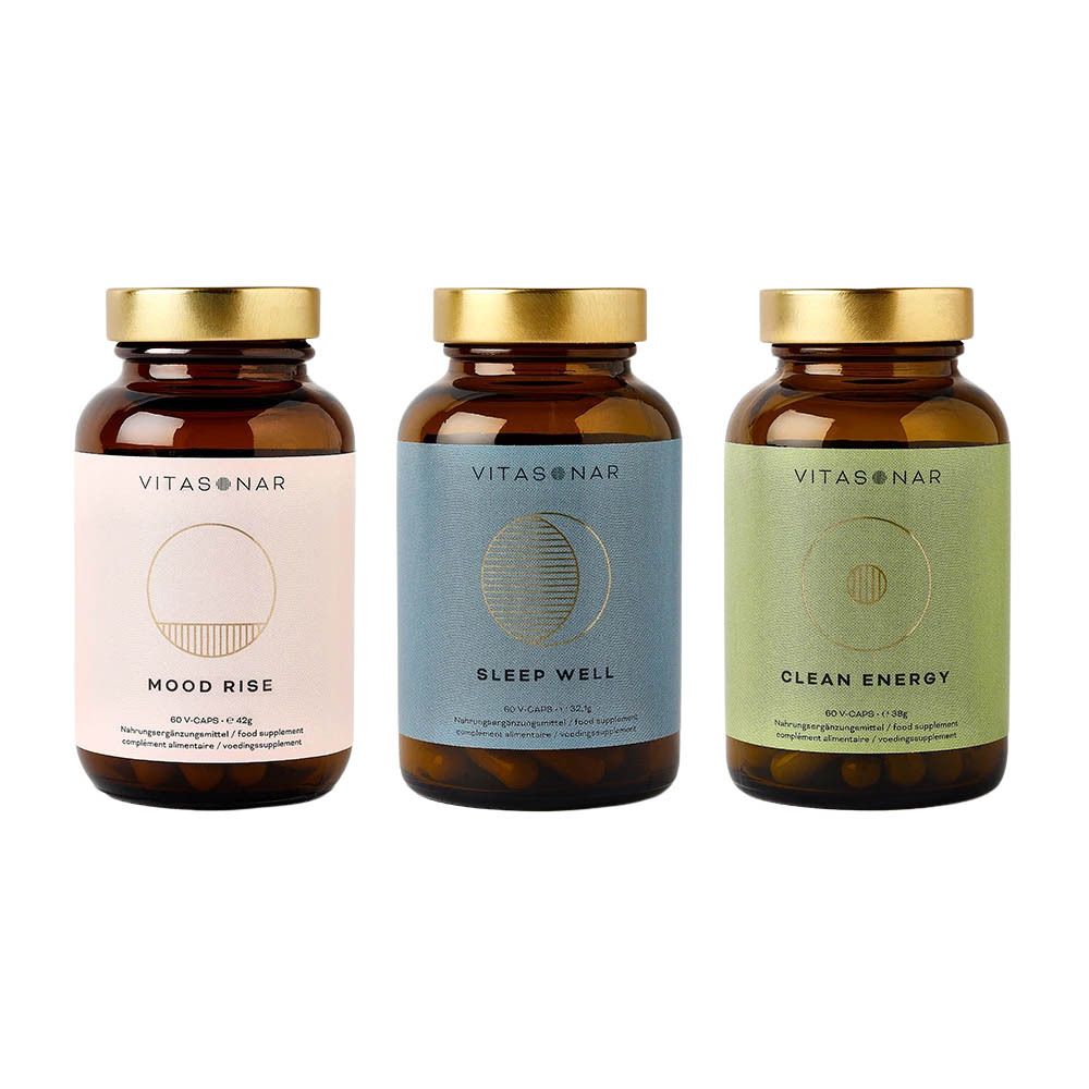 Trois flacons en verre brun avec des couvercles dorés. Les étiquettes indiquent "VITASONAR" et les inscriptions "MOOD RISE", "SLEEP WELL" et "CLEAN ENERGY".