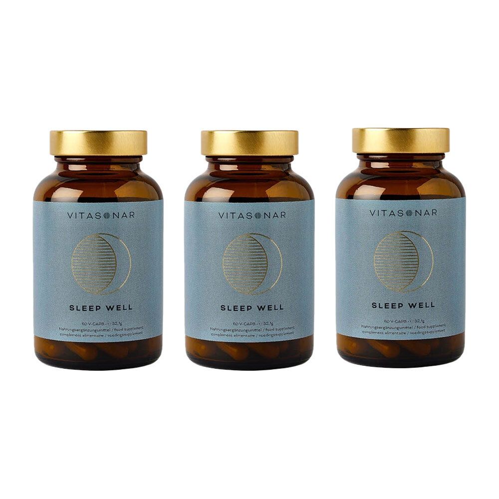 Drie bruine glazen flessen met gouden doppen. De etiketten tonen "VITASONAR" en "SLEEP WELL".