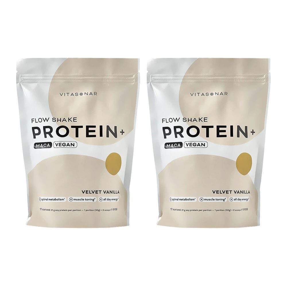 Twee zakken Vitasonar Flow Shake Protein+. Opschrift: Flow Shake, Protein+, Maca Vegan, Velvet Vanilla. Beige en wit.
